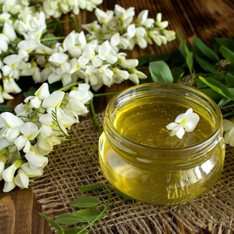 Akazienhonig Nahaufnahme — naturbelassen nicht fein gefiltert — Mishas Honey