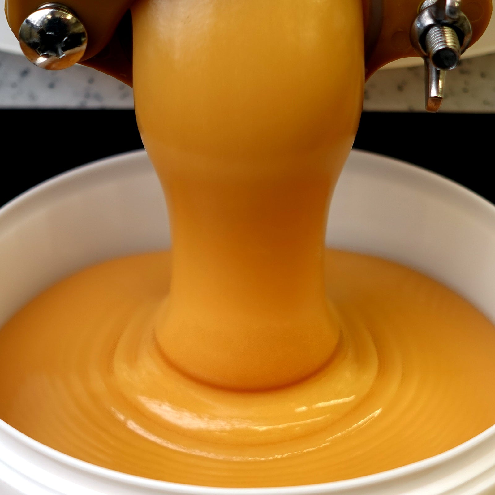 Thymianhonig roetlich-bernstein cremig fluessig — wuerziger Imkerhonig — Mishas Honey