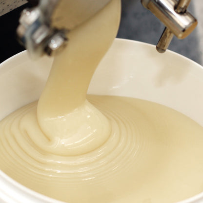 Rapshonig weiss cremig fliessend — naturbelassener Bluetenhonig Deutschland — Mishas Honey